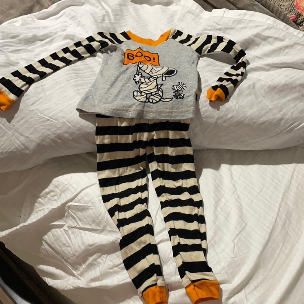 Peanuts Snoopy 4t Halloween pj’s worn once